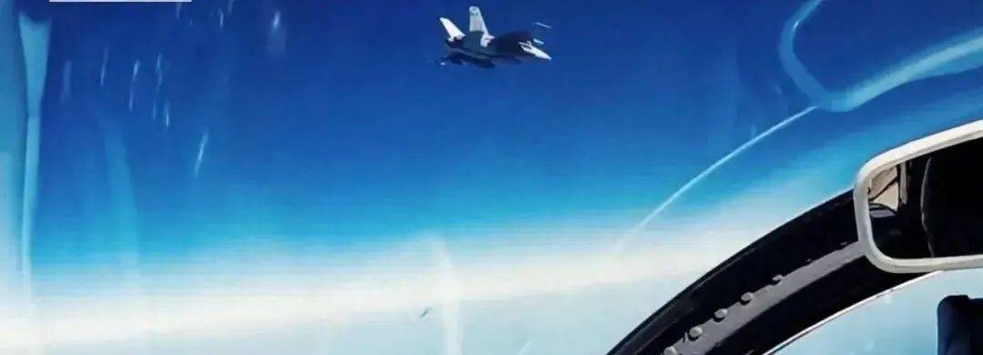 歼-15强势逼近美舰！中美空中对峙白热化，中方实力较量打破僵局，西太平洋迎来变局